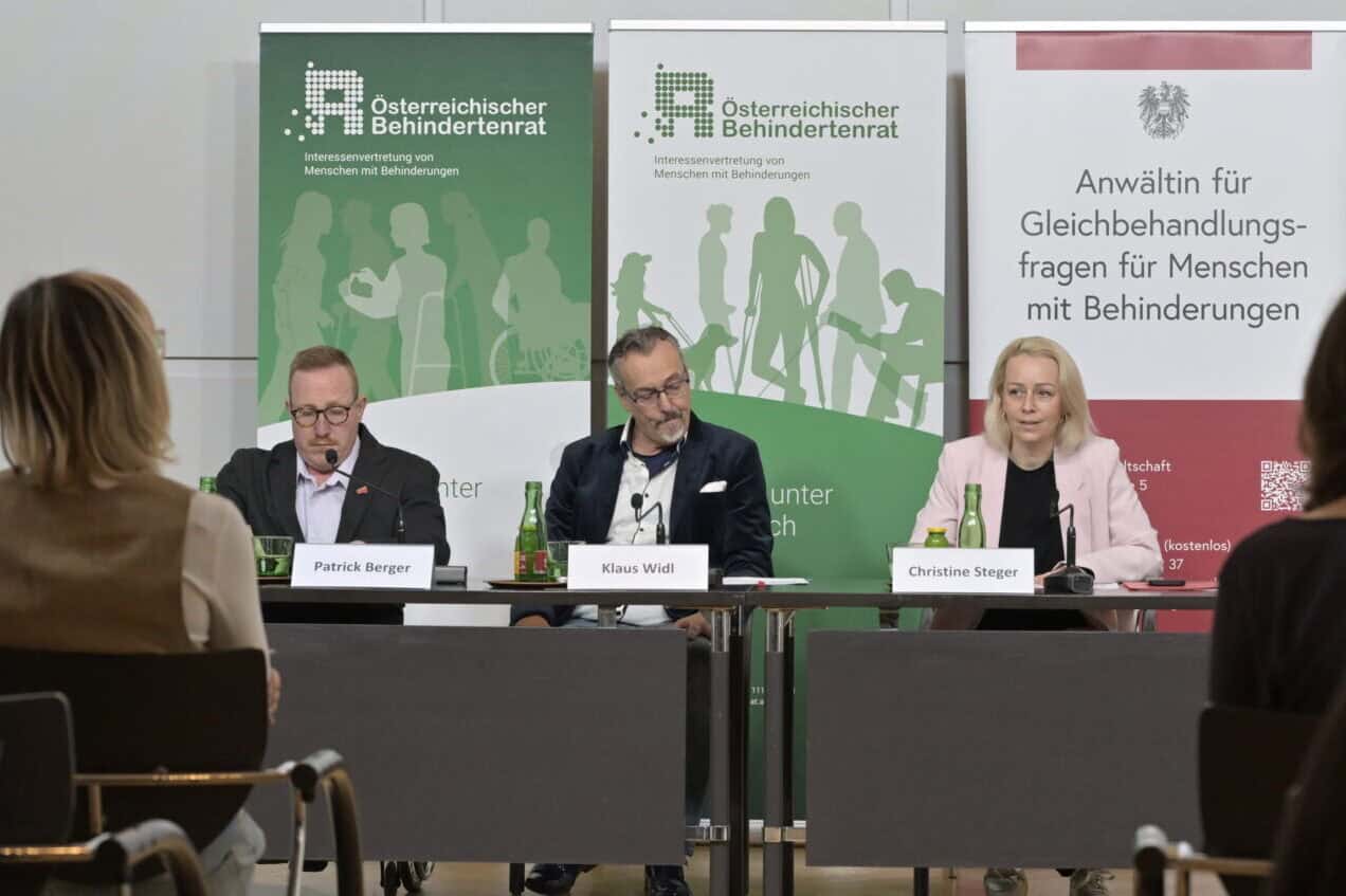 Podium auf der Pressekonferenz des Österreichischen Behindertenrats mit Christine Steger, Klaus Widl und Patrick Berger.