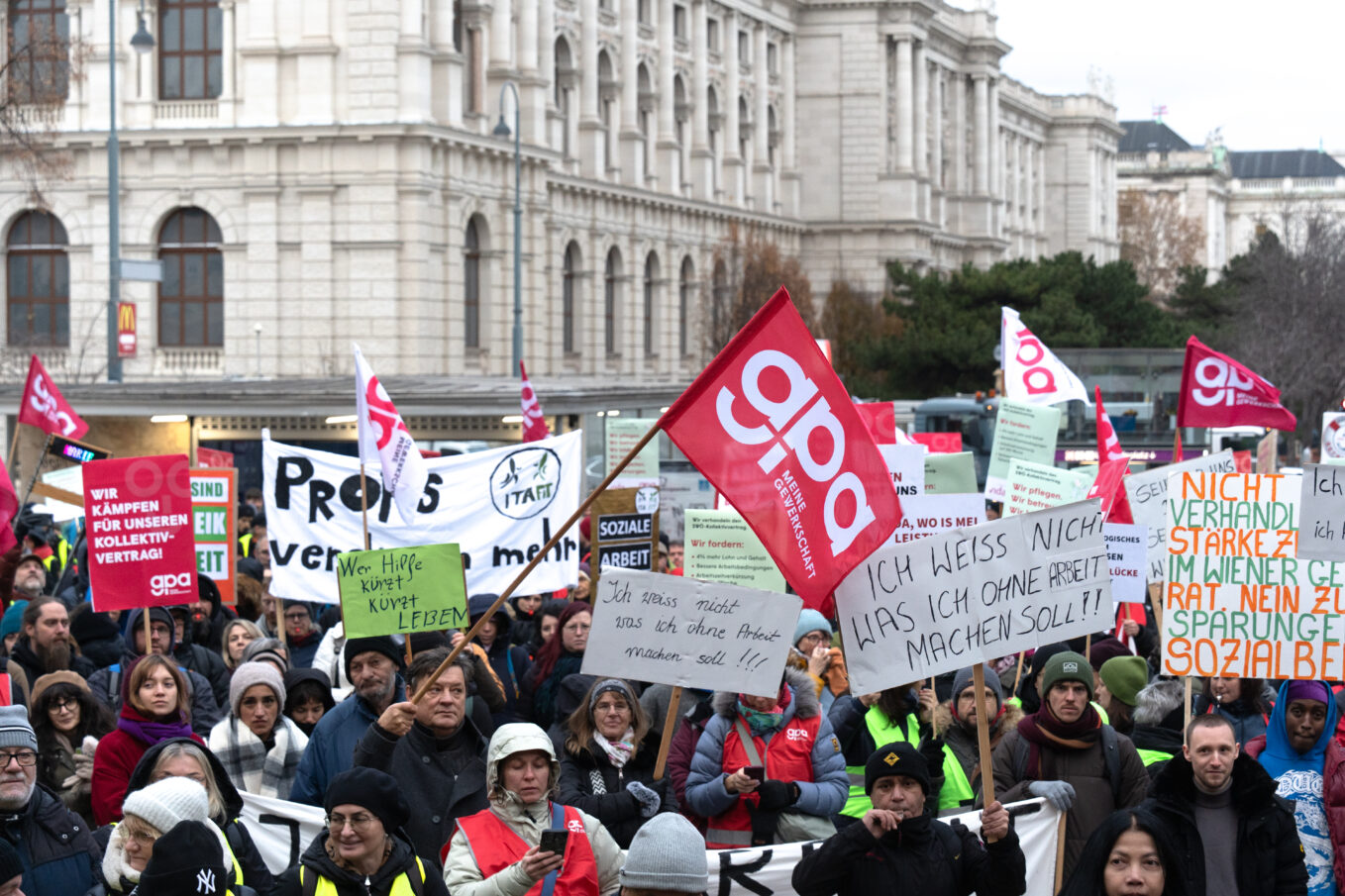 Teilnehmer:innen einer Demonstration für höhere Löhne in der Sozialwirtschaft im November 2025 in Wien.