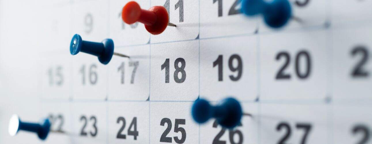 Pinnadeln auf einem Kalender