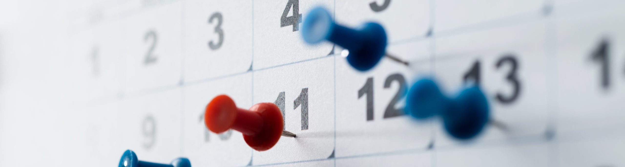 Pins auf einem Kalender.